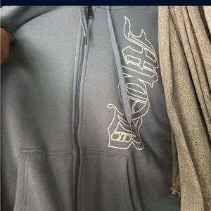 this is a men’s zip up 2XL jacket I am not low budging I  got it same price